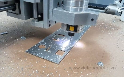 Máy cắt nhôm tấm CNC là gì? Một số loại máy cắt nhôm tấm CNC